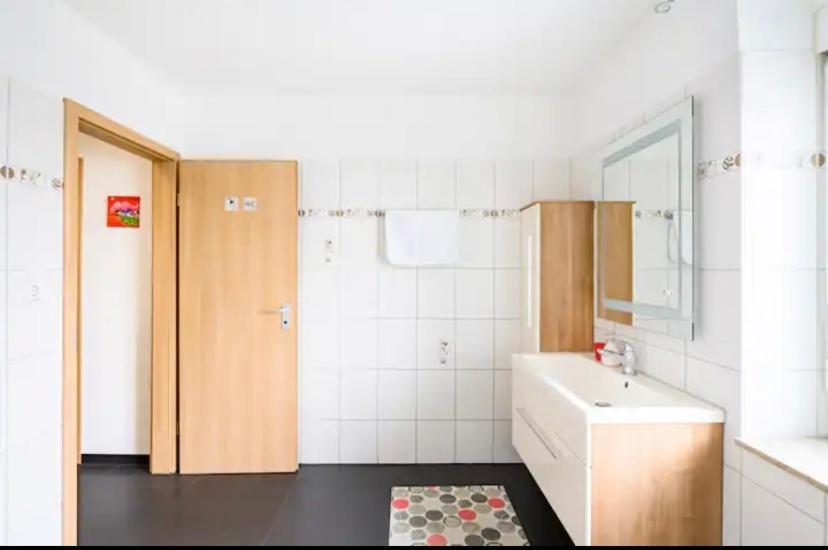 Guenstiges Gruenes Ferienzimmer Mit Separater Moderner Dusche Лёррах Экстерьер фото